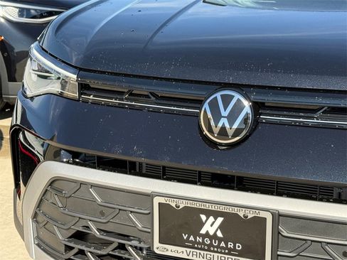 New 2026 Volkswagen Taos SE image 4