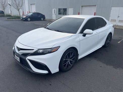 Used 2022 Toyota Camry SE image 1