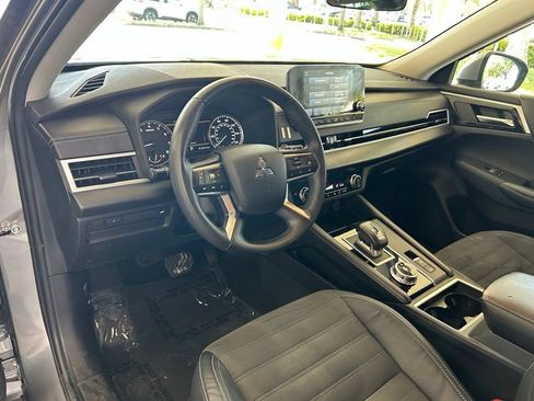 Used 2023 Mitsubishi Outlander SE FWD image 6