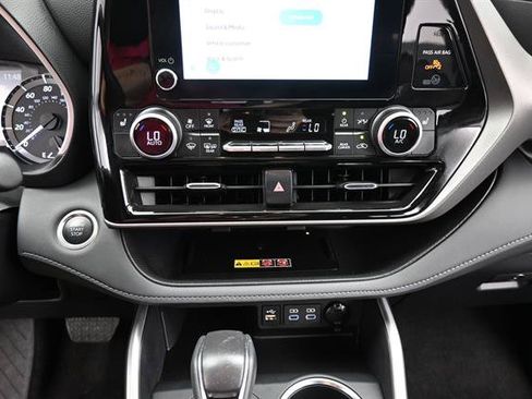 Certified 2025 Toyota Highlander XLE FWD image 12