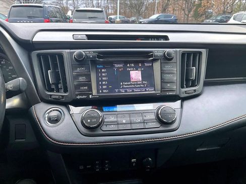 Used 2018 Toyota RAV4 SE image 35