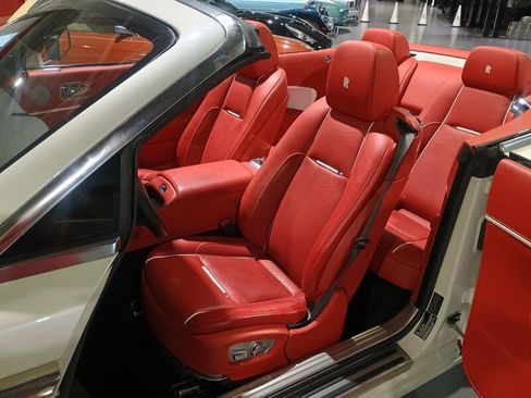 Used 2018 Rolls-Royce Dawn RWD image 13