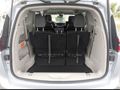 Used 2024 Chrysler Pacifica Touring-L image 13