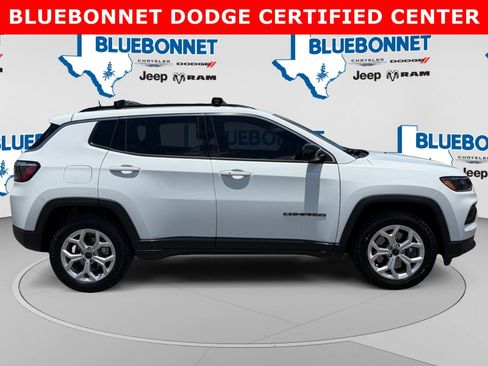 Used 2025 Jeep Compass Latitude AWD/4WD image 4