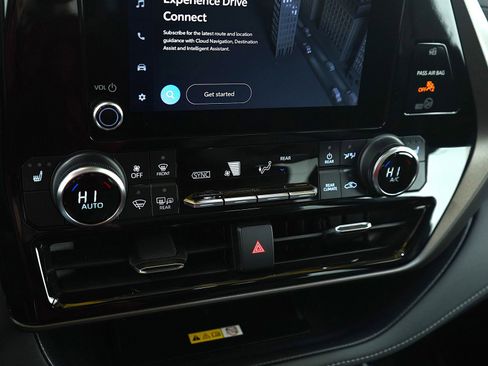 Used 2023 Toyota Highlander XLE image 25