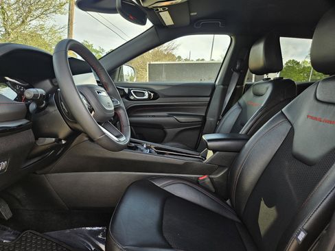 Used 2025 Jeep Compass Trailhawk image 13