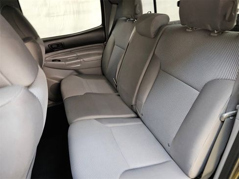 Used 2014 Toyota Tacoma w/ TRD Sport Package image 17