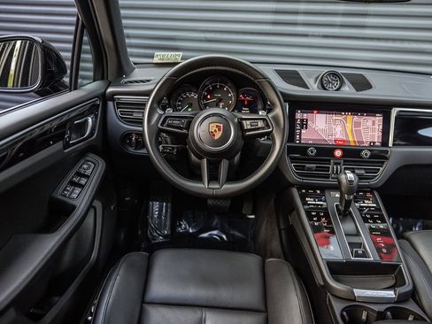 Certified 2022 Porsche Macan image 13