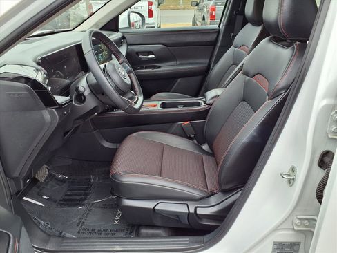 Used 2025 Nissan Kicks SR w/ Illumination Package image 15