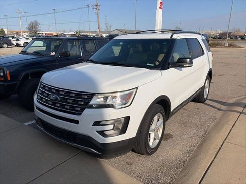 Used 2016 Ford Explorer XLT w/ Equipment Group 202A AWD/4WD image 4