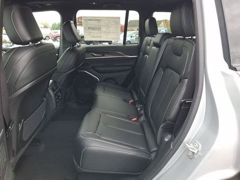 New 2025 Jeep Grand Cherokee Limited w/ Black Appearance Package image 12