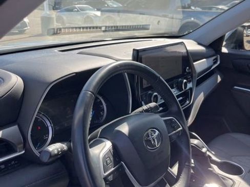 Used 2023 Toyota Highlander Bronze Edition FWD image 14