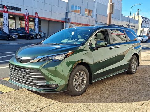 Used 2026 Toyota Sienna XLE image 3