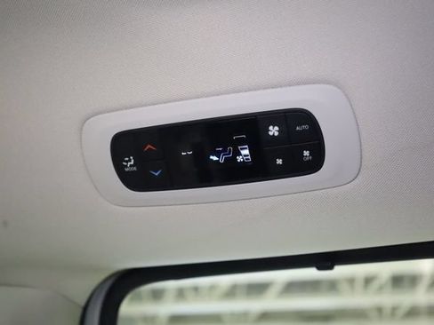 Used 2019 Chrysler Pacifica Touring-L Plus w/ Tire & Wheel Group FWD image 31