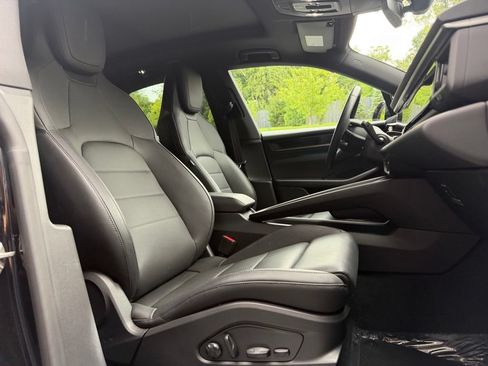 Certified 2025 Porsche Macan 4S Electric AWD/4WD image 22