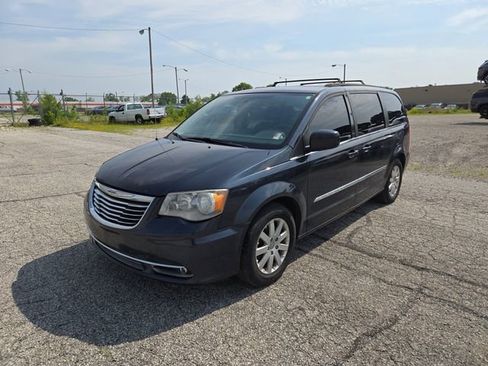 Used 2014 Chrysler Town & Country Touring FWD image 2