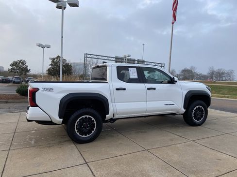 Used 2025 Toyota Tacoma SR5 image 11