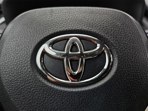 Used 2021 Toyota RAV4 LE image 29