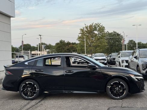 New 2026 Nissan Sentra SR w/ Floor Mat Package FWD image 7