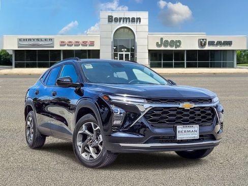 Used 2025 Chevrolet Trax LT FWD image 2