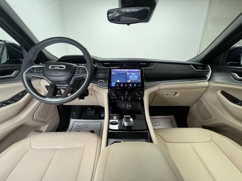 Used 2024 Jeep Grand Cherokee Limited image 10