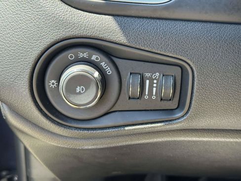 Used 2021 Jeep Renegade Latitude w/ Sun & Sound Group AWD/4WD image 18