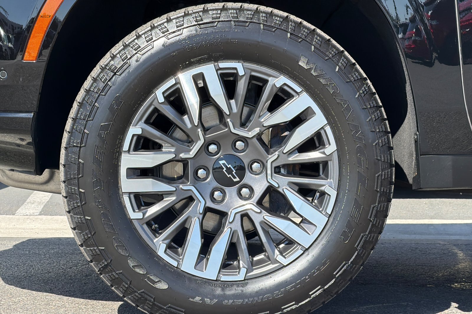 Used 2025 Chevrolet Suburban Z71 AWD/4WD image 27