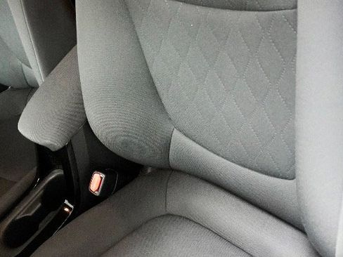 Used 2022 Toyota Corolla LE image 4