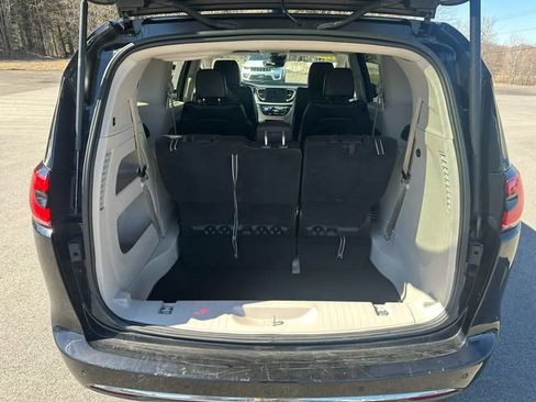 Used 2024 Chrysler Pacifica Touring-L FWD image 21