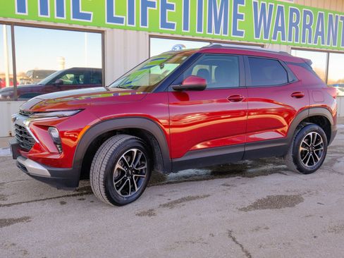 Used 2025 Chevrolet TrailBlazer LT image 2