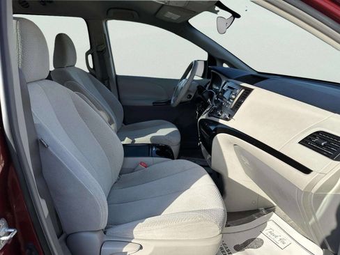 Used 2011 Toyota Sienna LE image 22
