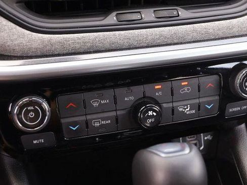 Used 2025 Jeep Compass Latitude w/ Sun & Sound Group AWD/4WD image 18