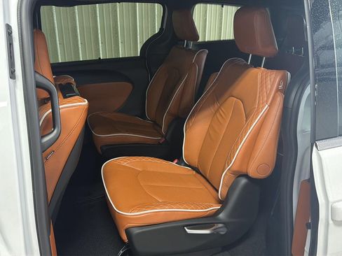 New 2026 Chrysler Pacifica Pinnacle FWD image 15