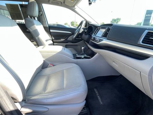 Used 2016 Toyota Highlander XLE FWD image 27