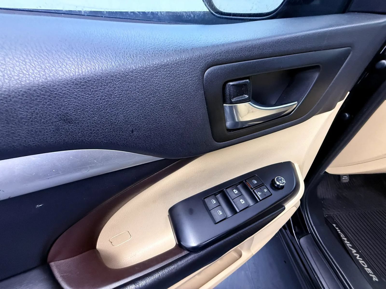 Used 2019 Toyota Highlander XLE AWD/4WD image 37