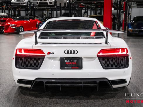 Used 2018 Audi R8 V10 w/ Premium Package RWD image 4