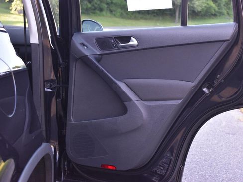 Used 2014 Volkswagen Tiguan S image 11