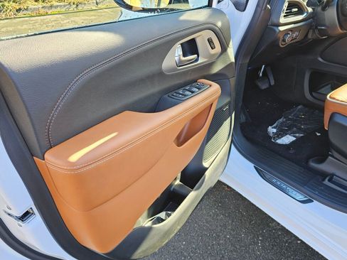 New 2026 Chrysler Pacifica Pinnacle image 19