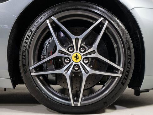 Used 2016 Ferrari California T RWD image 17