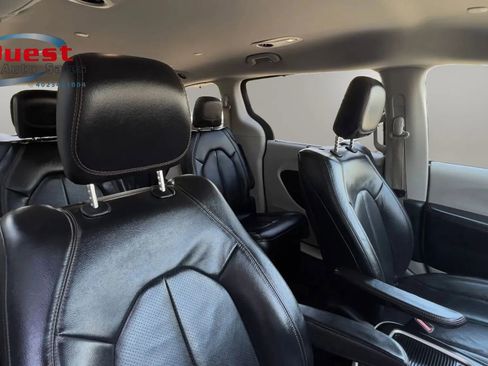 Used 2018 Chrysler Pacifica Touring-L Plus FWD image 26