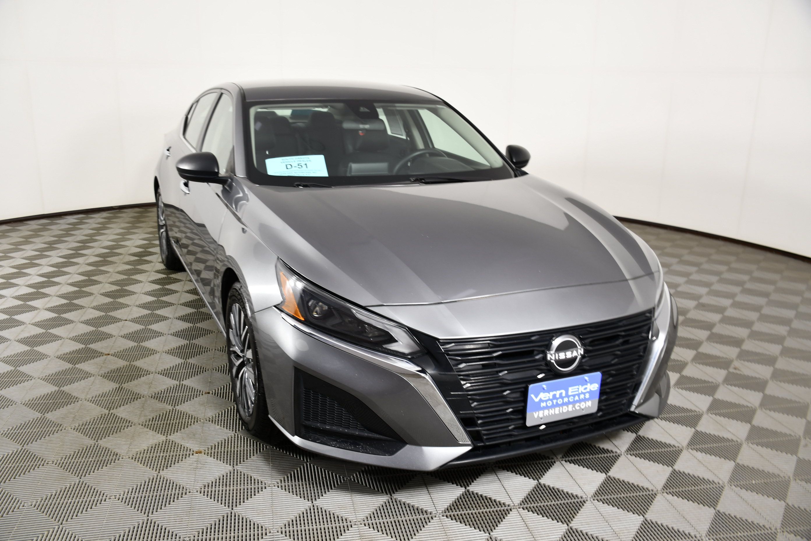 Used 2024 Nissan Altima 2.5 SV FWD image 3