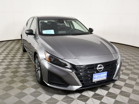 Used 2024 Nissan Altima 2.5 SV FWD image 3