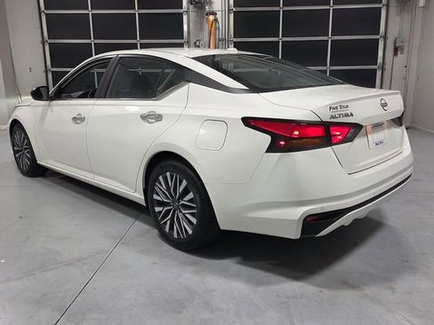 Used 2025 Nissan Altima 2.5 SV FWD image 9