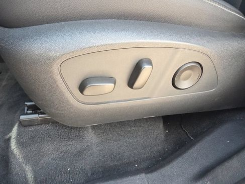 Used 2025 Chevrolet Traverse LT FWD image 11