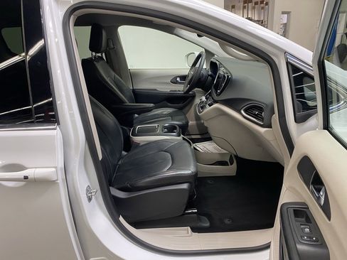 Used 2022 Chrysler Pacifica Touring-L image 18