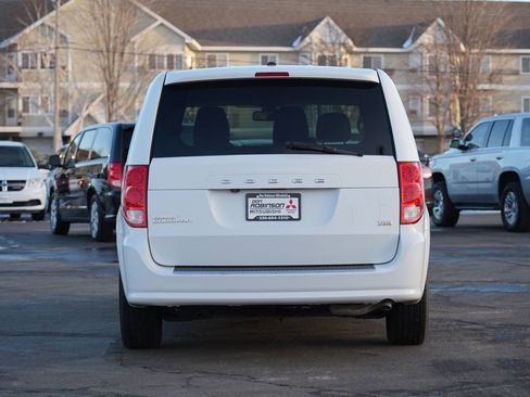 Used 2018 Dodge Grand Caravan SE w/ UConnect Hands-Free Group image 4