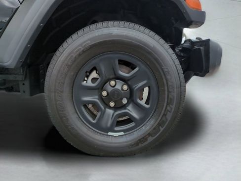 Used 2023 Jeep Gladiator Sport image 3