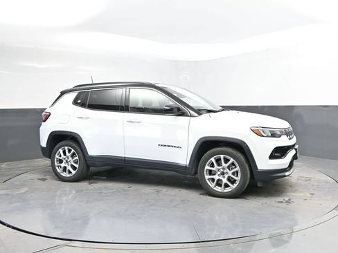 Used 2025 Jeep Compass Limited AWD/4WD image 3