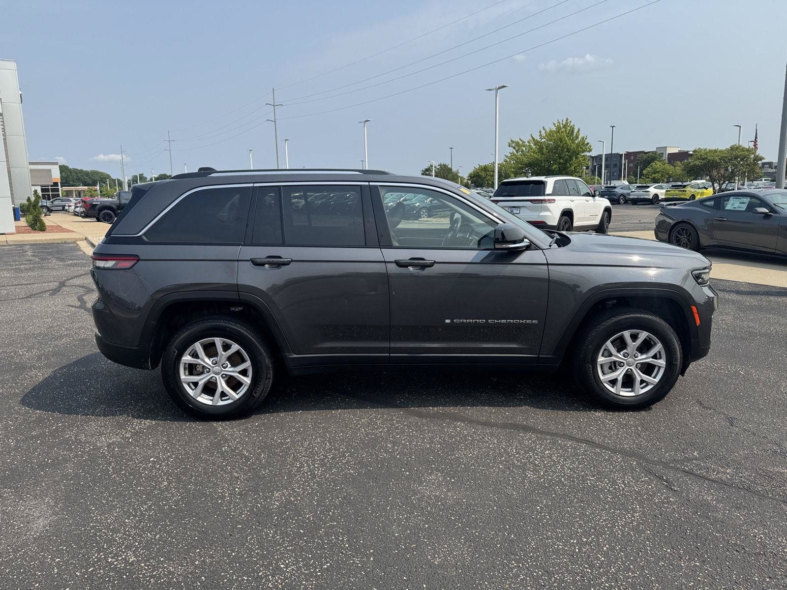 Used 2022 Jeep Grand Cherokee Limited AWD/4WD image 3