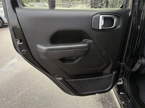Used 2025 Jeep Wrangler Unlimited Rubicon 4xe w/ Convenience Group AWD/4WD image 19